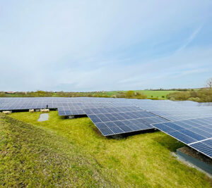 Champ photovoltaïque au sol - Agrivoltaïsme et moutons