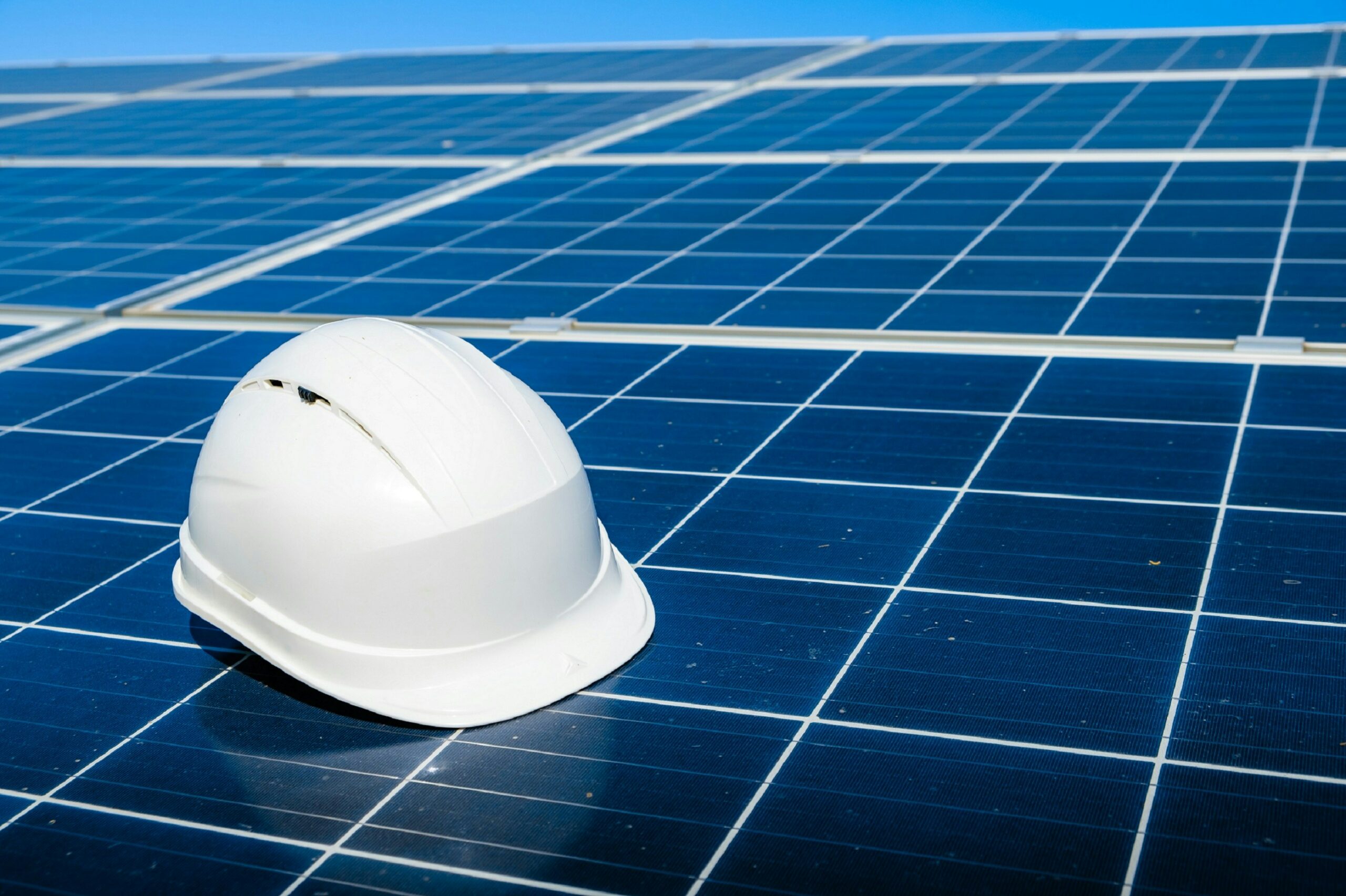 casque posé sur panneaux photovoltaïques